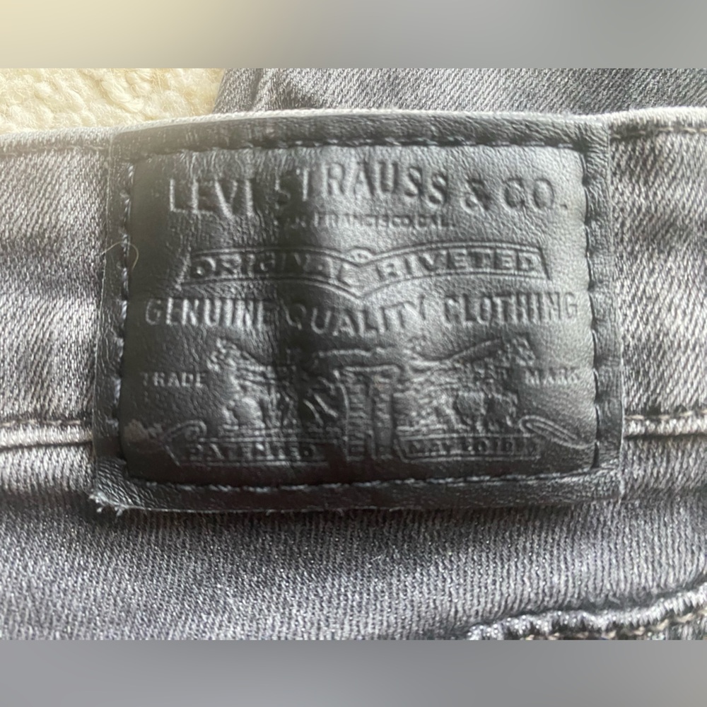 Levi's Women's Dark Gray Skinny Jeans - Picture 5 of 10